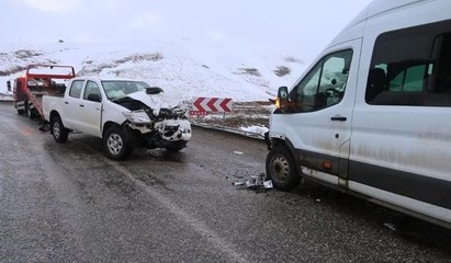 Öğrenci servisiyle kamyonet çarpıştı: 17 yaralı