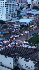 Gros capharnaüm à un carrefour quand un les feux tricolores tombent en panne