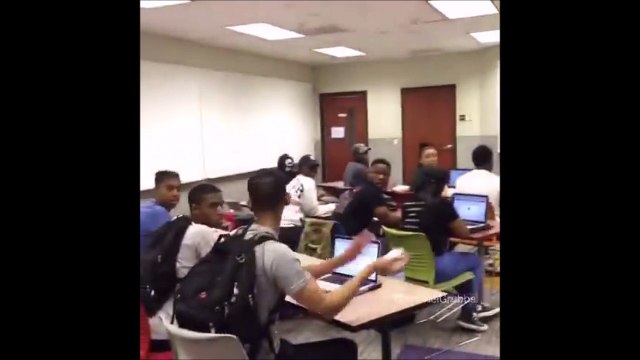 Ces élèves font un trick shot de fou alors que le prof a le dos tourné