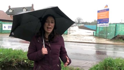 Faire son bulletin météo au bord d'une route inondée : mauvaise idée