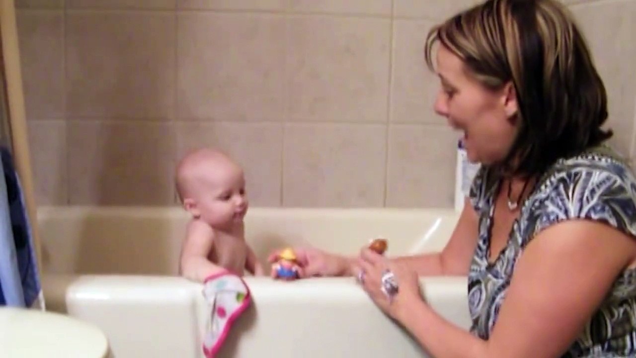 Ce bébé adorable chante Old McDonald avec maman : trop chou