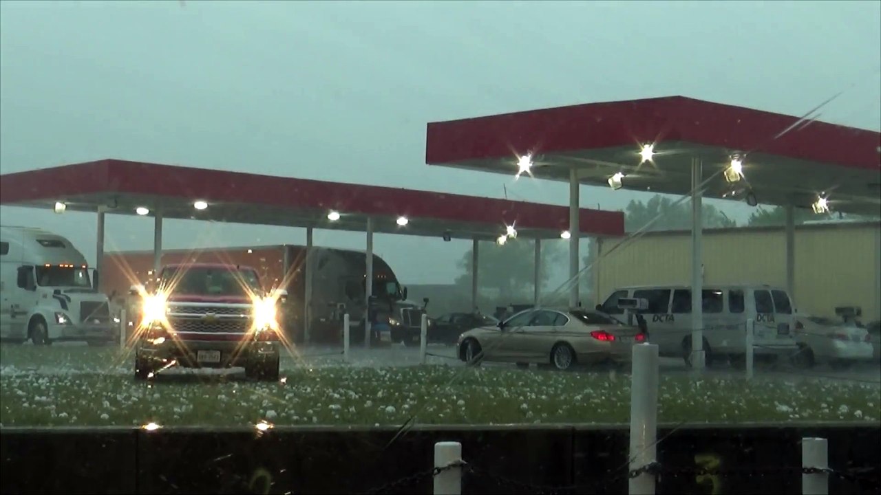 Cette tarée sort de sa voiture pendant un orage de grêlons gros comme des balles de tennis