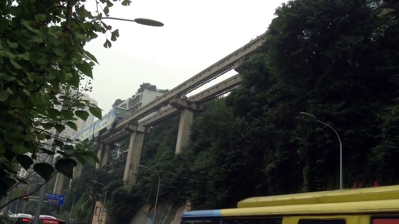En chine : des métros passent au beau milieu d’un des immeubles d’habitations dans la ville de Chongping