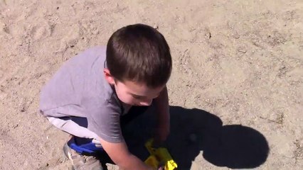 Télécharger la video: Paw Patrol Digging - Bruder Toy Construction Vehicles - Chase Skye Everest Rubble Dump Truck Excacator-t2I-