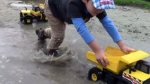 Toy Trucks for Kids - Tonka Construction Vehicles Digging in Mud - Dump Truck, Backhoe, Bulldozer-XqU9O