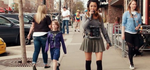 Elle compose une musique dans la rue en marchant !