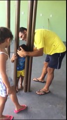 Comment décoincer la tête du petit entre les tubes ? LOL