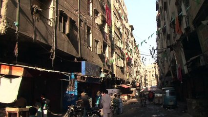 كراتشي تغرق في النفايات من دون حلول في الأفق