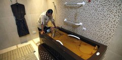Azerbaycan'da Petrol Banyosuyla Birçok Hastalık Şifa Buluyor