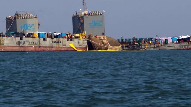 Balsa que afundou é resgatada na Coreia do Sul