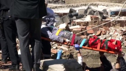 Hurda Toplayan Yaşlı Adamın Üstüne Duvar Düştü