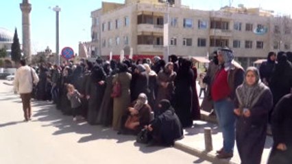 Suriyeliler 100 TL'lik Bankamatik Kartı İçin Banka Önünde Uzun Kuyruklar Oluşturdu
