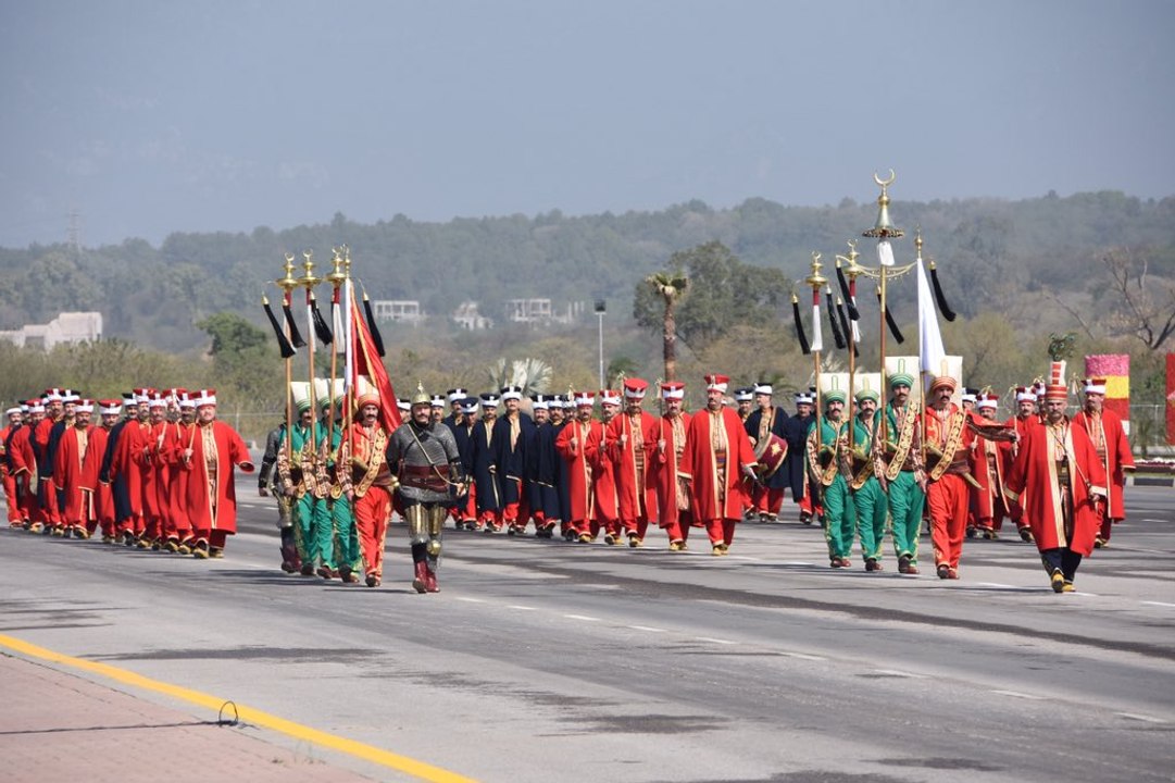 Video: Turkish Military Band Perform On "Dil Dil Pakistan" - Pakistan Day Parade 2017 - Dailymotion