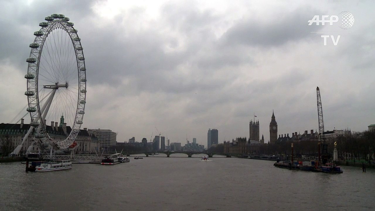 Attentat de Londres: les drapeaux de Westminster en berne