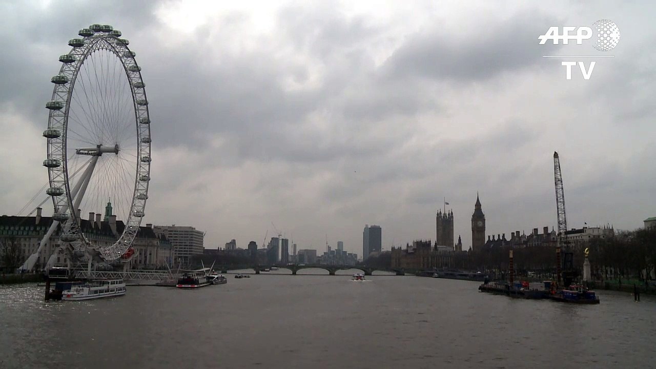Attentat de Londres: les drapeaux de Westminster en berne