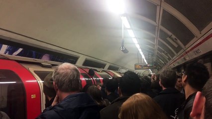Un homme se retrouve la tête coincée dans les portes d'un métro !