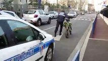 Des policiers en patrouille se font agresser