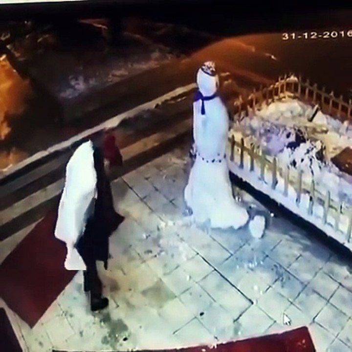 Cette femme n'aime pas les bonshommes de neige