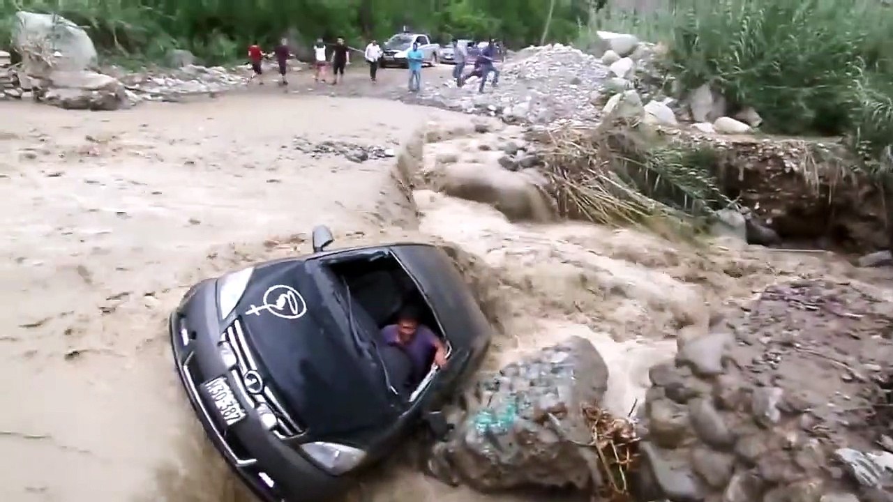 Il fait l'erreur de traverser une route totalement inondée