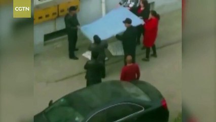 لحظة إنقاذ طفلة عالقة بالطابق السادس