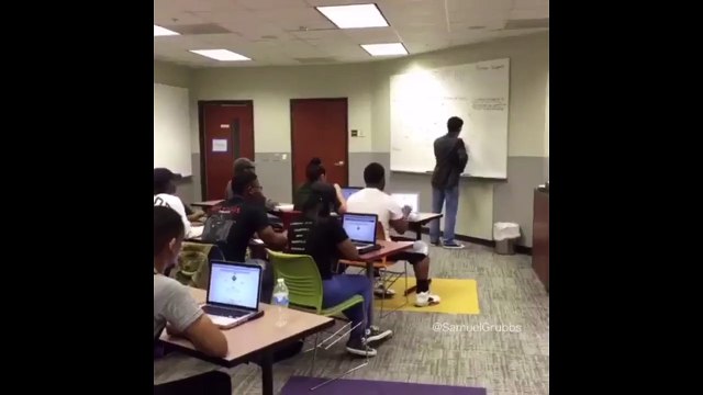 Quand le prof a le dos tourné les élèves s'amusent bien