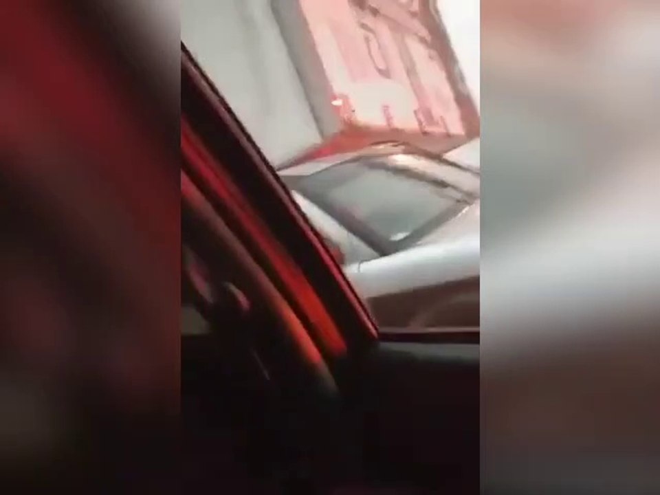 En pleine tempete un camion se renverse sur une voiture !