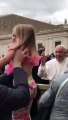 Le Pape François se fait voler sa coiffe par... une fillette