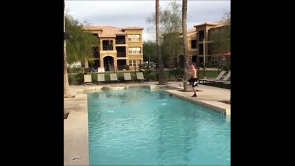 Ce gars saute une piscine.. Fou