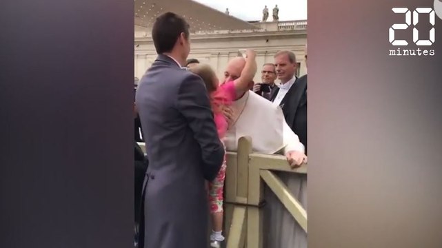 Une petite fille vole la calotte du Pape - Le Rewind du jeudi 23 mars 2017
