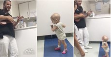Médico pediatra canta e toca música para animar menina doente em hospital