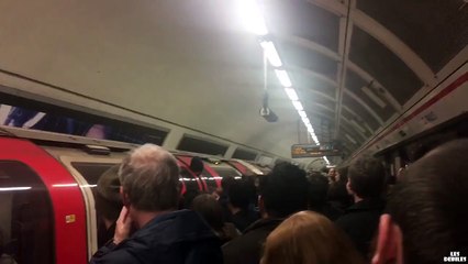 Découvrez cette scène surréaliste : un homme a la tête coincée dans une porte de métro