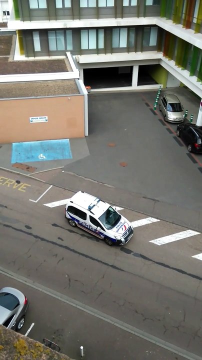 Devant un hôpital ce policier roannais oublie de tirer le frein à main de sa voiture . Regardez le dégât qu’il a causé…