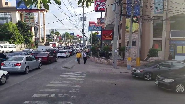 Des piétons grimpent sur le capot d'une voiture