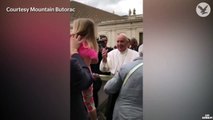 Le Pape François se fait voler sa calotte par une fillette trop mignonne