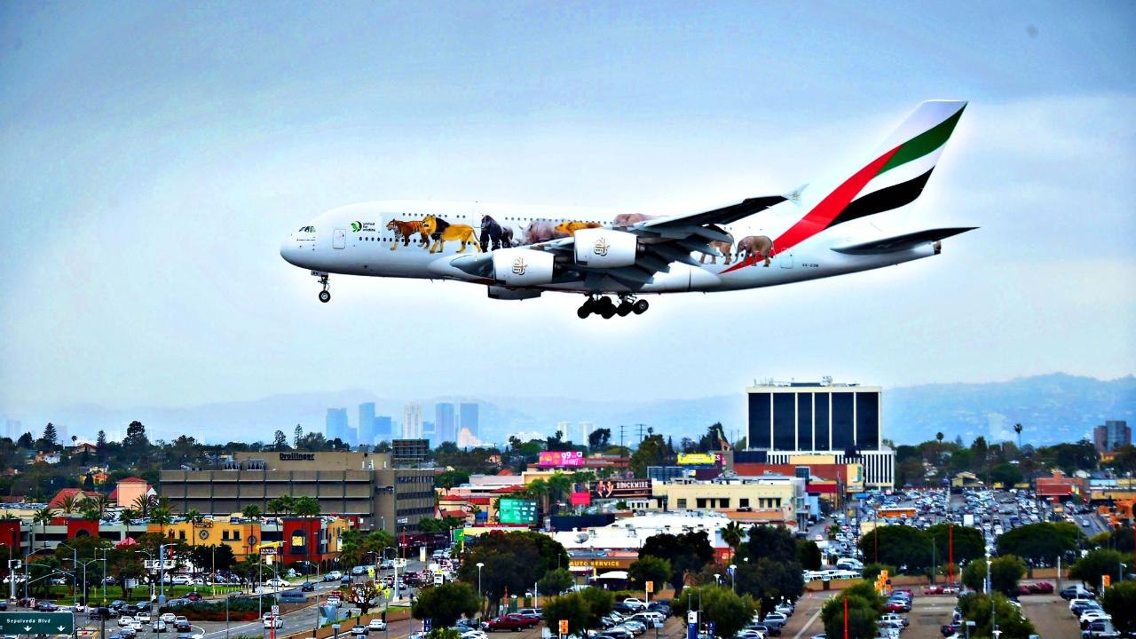 US and UK ban laptops on Mideast flights