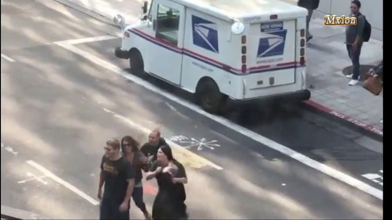 VREĐAO JE DVE  DEVOJKE NA CESTI, a onda mu je prišao jedan ćelavi tip i uradio nešto neočekivano