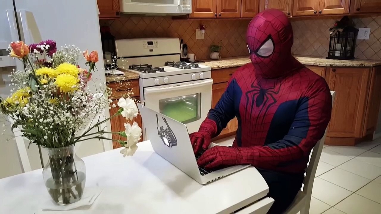 VENOM BATMAN Deadpool & Superman vs Frog - IRL - Spiderman - Real life Superhero Movie - M