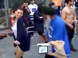 viejo bailando con chica sexy