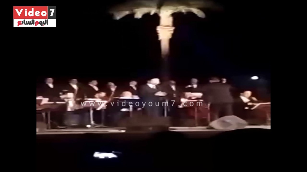 المطرب محمد الحلو يشدو بأغاني "العراف" و"ياحبيبي كان زمان" بساحة معبد الكرنك