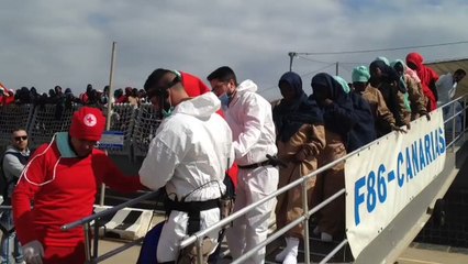 Video herunterladen: More Than 600 Migrants Land in Sicily, Including Children and Pregnant Women