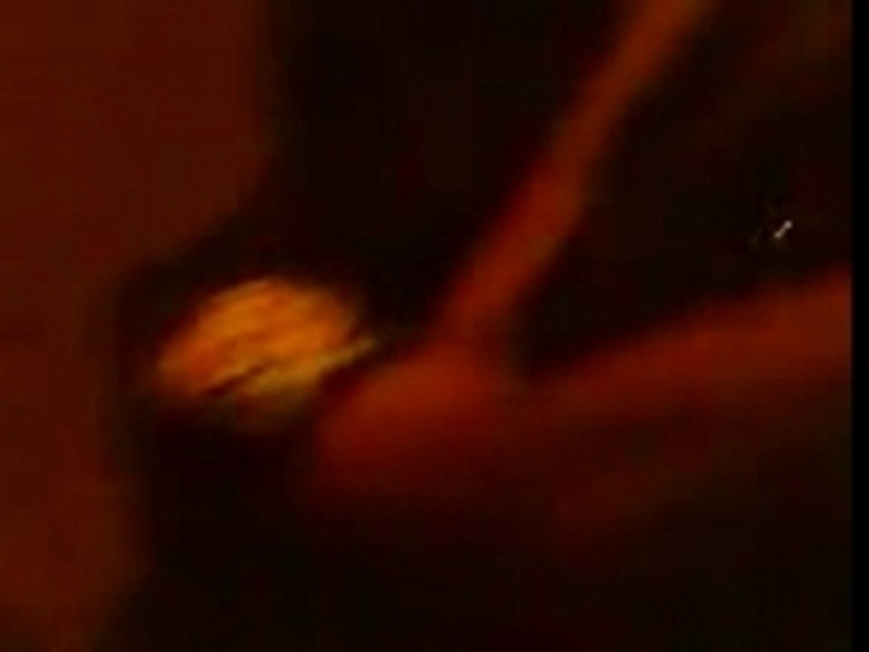 régis essaye de sauter par dessus une voiture