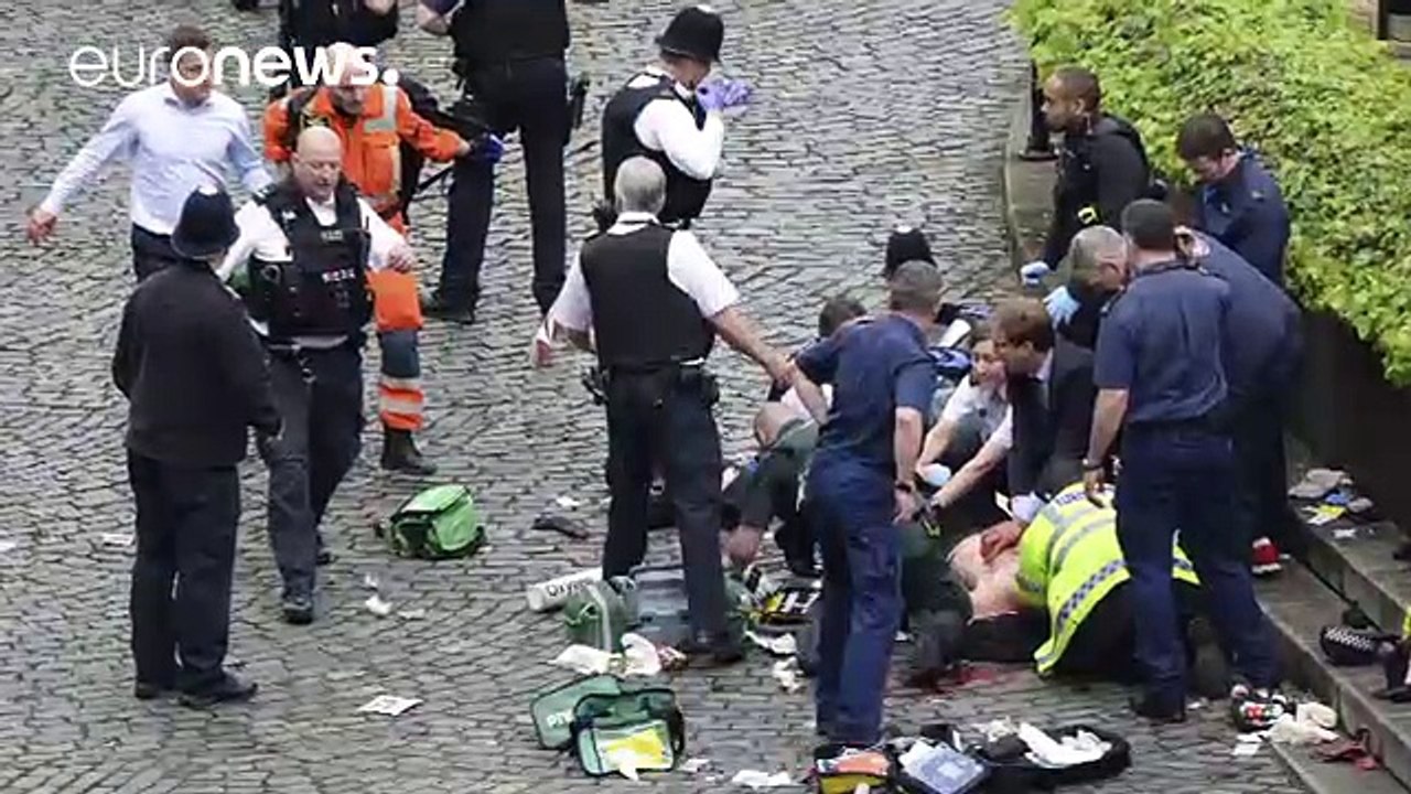Minister who lost brother in Bali bombing tried to save policeman