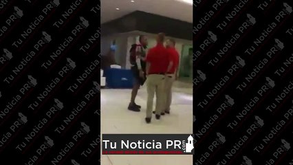 Empleado de compañía Claro golpea un joven con problemas mentales