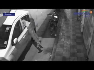 கார் கண்ணாடியை உடைத்து பையை நூதனமாகத் திருடும் மர்மநபர்... ஷாக் வீடியோ!