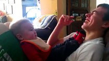 Ce bébé imite son oncle dès qu'il fait un bruit