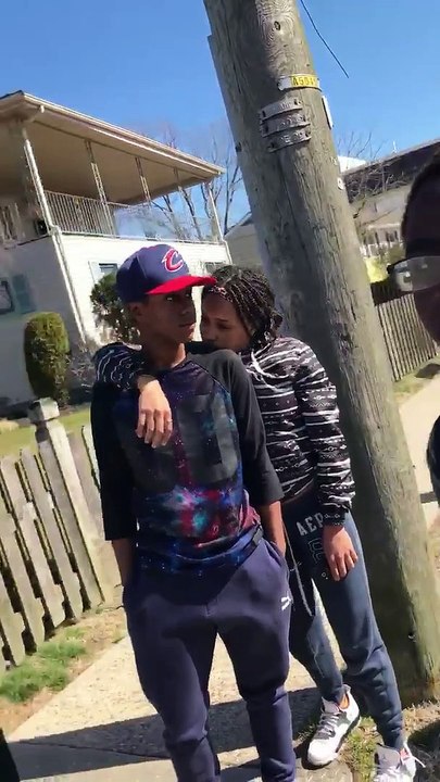 Ce gars super cool stoppe une bagarre entre jeunes... Enorme