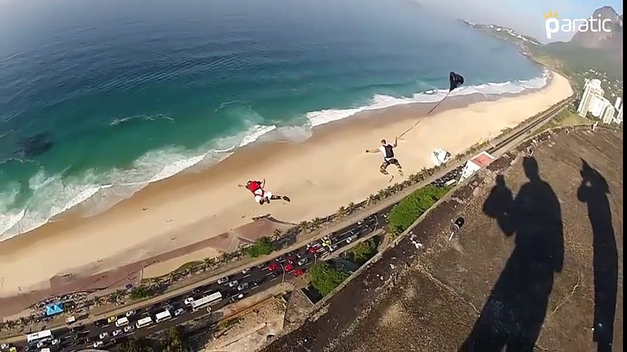 Kanatları ile Gökyüzünde Süzülen Wingsuit Sporcuları