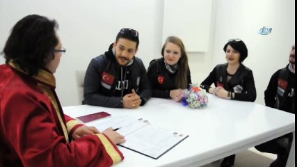 Motosikletle Geldiler, Nikah Kıydılar
