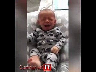 Ağlayan bebeğin imdadına annesinin gömleği yetişti