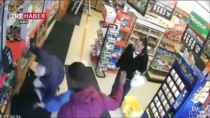 Kadın adamı bir yumrukla yere serdi